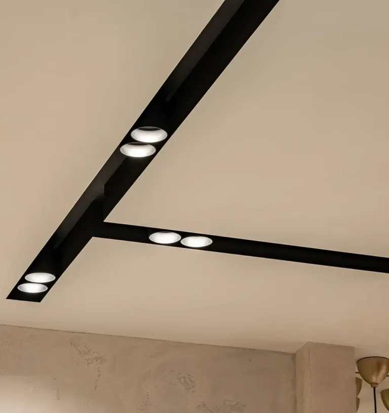 Industriell design med infällda spotlights belysning kök för en varm och funktionell ljusmiljö.
