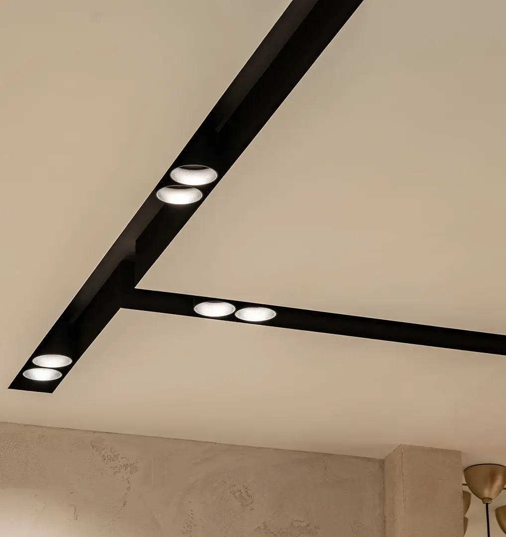 Industriell design med infällda spotlights belysning kök för en varm och funktionell ljusmiljö.