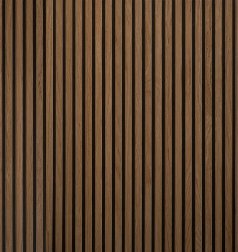 "Närbild av akustikpanel kontor i mörkbetsad trädesign med smala ribbor för en elegant och ljuddämpande vägg.