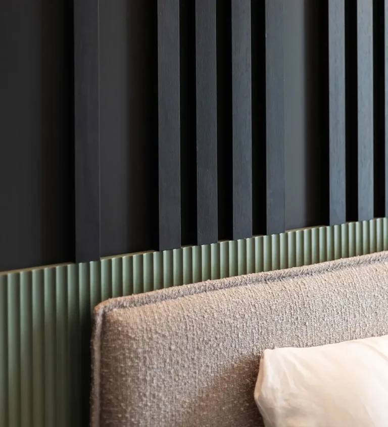 Elegant sovrum med textil och trä – enkelt att montera akustikpanel för en dämpad ljudnivå.