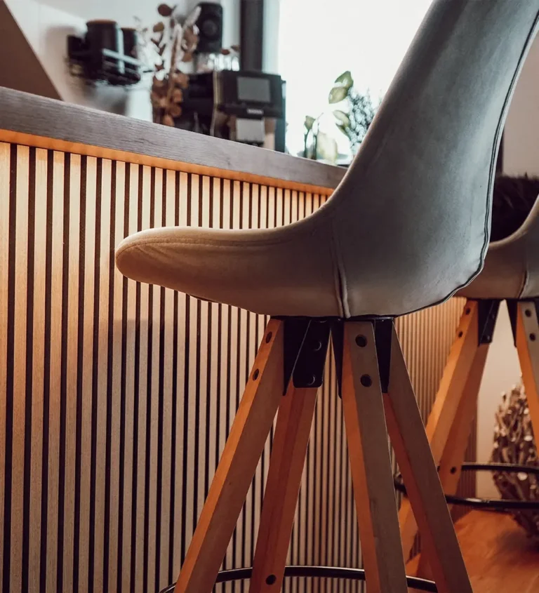 Hemmabar med stilren ribbbägg – ett snyggt sätt att montera akustikpanel.