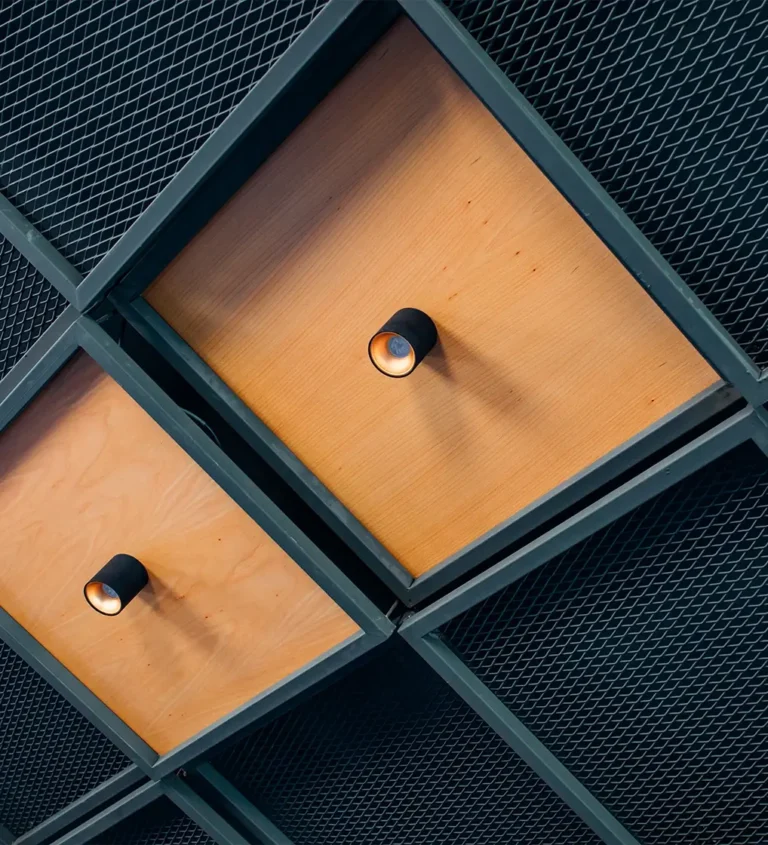 Dolda spotlights belysning kök i minimalistisk design ger jämnt och behagligt ljus i rummet.